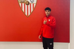 Josema al lado del escudo del Sevilla tras renovar.