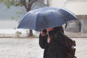 Una mujer con un paraguas en un día de lluvia.