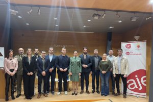 Foto de familia de AJE  junto a la Comandante Consuelo García