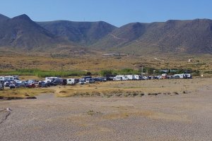 Coches estacionados en una playa de Cabo de Gata.