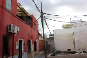 Palo de la luz y cableado tercermundista en el barrio de la Almedina.