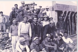 Tajo de albañiles de la comarca que con sus manos levantaron a partir de 1964 el Parador de Turismo de Mojácar.