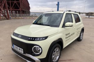 El nuevo Inster junto a la ballena del pequeño Gabriel durante la prueba