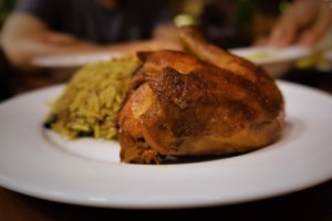 Pollo al horno para tu almuerzo de hoy.