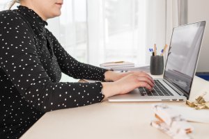 Una mujer trabaja delante de su ordenador.