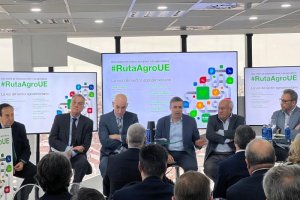 Responsables de las organizaciones agrarias, de las cooperativas, de la exportación hortofrutícola y ONGs, junto con expertos en política agroalimentaria y responsables del ministerio de Agricultura.