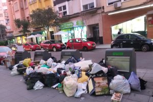 Foto de archivo de acumulación de basuras en la capital
