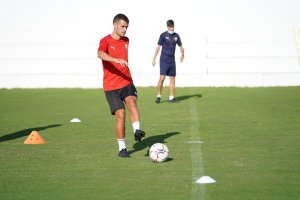 El jugador vasco nada más llegar a Almería se puso a entrenar.