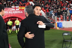 Mohamed El Assy arropando a Lázaro Vinicius en el Mediterráneo.