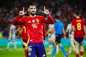 Álex Baena celebra un gol con la Selección Española.