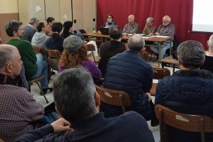 Reunión en la Asociación La Palmera para analizar qué se puede hacer contra el cambio climático.