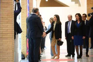 Su Majestad la Reina Letizia con el boso TOKIO de la marca almeriense Mona Moon.