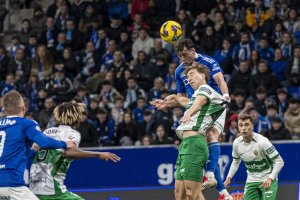 Oviedo-Elche, un partido de alta tensión con el ascenso en juego.