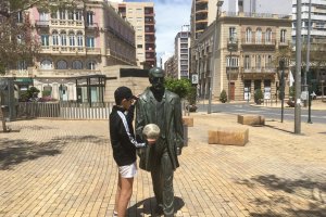 Un niño junto a la estatua de Nicolás Salmerón, en la Puerta Purchena, al inicio de la desescalada, cuando las calles aún permanecían solitarias.