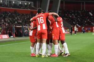 La piña del Almería en la victoria ante el Zaragoza.