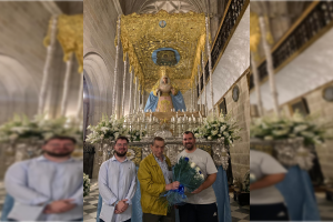 José Antonio Navarro (en el centro) entrega un ramo de flores al hermano mayor de Los Ángeles en la Catedral de Almería.