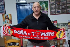 Baldomero Titos con la nueva bufanda de la Peña El Tomate.