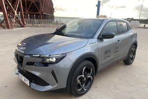 Un momento de la prueba del Alfa Romeo Junior junto a la ballena de Gabriel