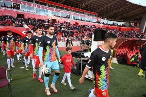 Los futbolistas del Almería saliendo al Estadio de los Juegos Mediterráneos para ganar al Zaragoza y poner fin a la mala racha tras ocho jornadas sin ganar.