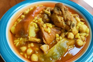 Un plato de gurullos con conejo.