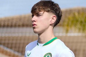 Al jugador del Almería le sienta bien la camiseta de Irlanda.