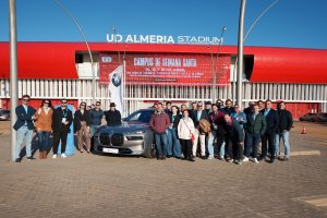 Los miembros asisten al evento en el UD Almería Stadium.