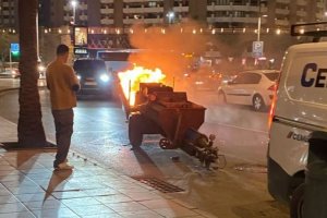 Arde un remolque en la Avenida Cabo de Gata de la capital.