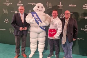 Antonino Carmona (segundo por la derecha) recogiendo el reconocimiento de Michelín este 2025.