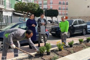 Los trabajadores del Ayuntamiento plantando algunas especies.