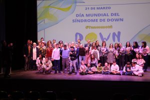 Foto de familia en la Gala 2025 de la Asociación Down El Ejido.