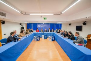 Reunión mantenida por diputados, senadores, alcaldes y portavoces del PP con representantes sindicales de la Guardia Civil y la Policía Nacional.