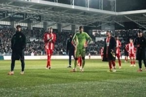 Los jugadores del Almería saludan a sus aficionados en El Plantío.