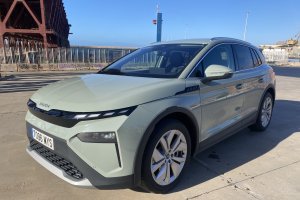 Skoda Elroq junto a la ballena del pequeño Gabriel durante la prueba realizada