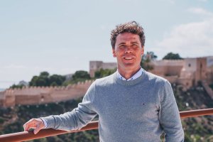 El entrenador catalán del Almería posa desde el Cerro San Cristóbal.