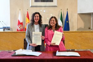 María del Mar Vázquez y Carmen Castillo tras la firma del acuerdo
