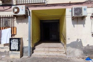 Portal de uno de los bloques ubicados en la calle Manolo Caracol
