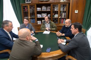 El alcalde de Dalías y parte de su corporación reunidos con representantes de Diputación.