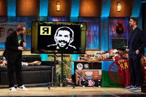 Jorge Ponce y David Broncano, con el retrato del segundo en teletexto en el programa ‘La Revuelta’.