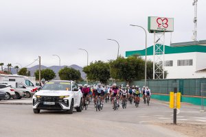 Momento de la salida neutralizada del pelotón en las instalaciones de Primaflor en Pulpí