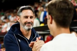 Vicente Moreno saluda a Iñigo Pérez que puede ser su relevo.