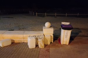 Garrafas de 25 litros aparecidas en el Paseo Mártimo de Almería.