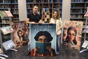 El artista almeriense Antonio Lorente y la concejal de Cultura ejidense, Elena Gómez, con el cartel de la Feria del Libro 2025 y los de los dos últimos años.