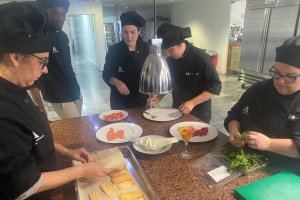Alumnos durante la formación de Cocina (II) ofertada por el Grupo Innova Humana.