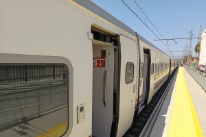 El Intercity en la estación de Huércal-Viator