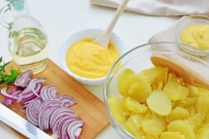 Preparación de una ensalada de patata cocida.