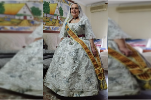 Isabel Guardia, una almeriense que se ha vestido de fallera por primera vez en su vida.
