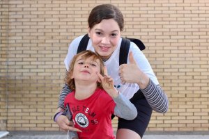 Una de las monitoras junto a uno de los niños participantes en una edición anterior.
