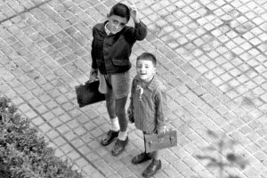 Los hermanos Carrión con sus carteras de cuero con correas a comienzos de los años 60.