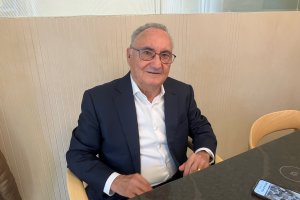 Eduardo Martínez-Cosentino Justo (Macael, 1940) se fue de su Macael natal  con 18 años a abrir mercados en Barcelona.