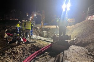Las obras del soterramiento han provocado la rotura de una tubería de abastecimiento en Almería.